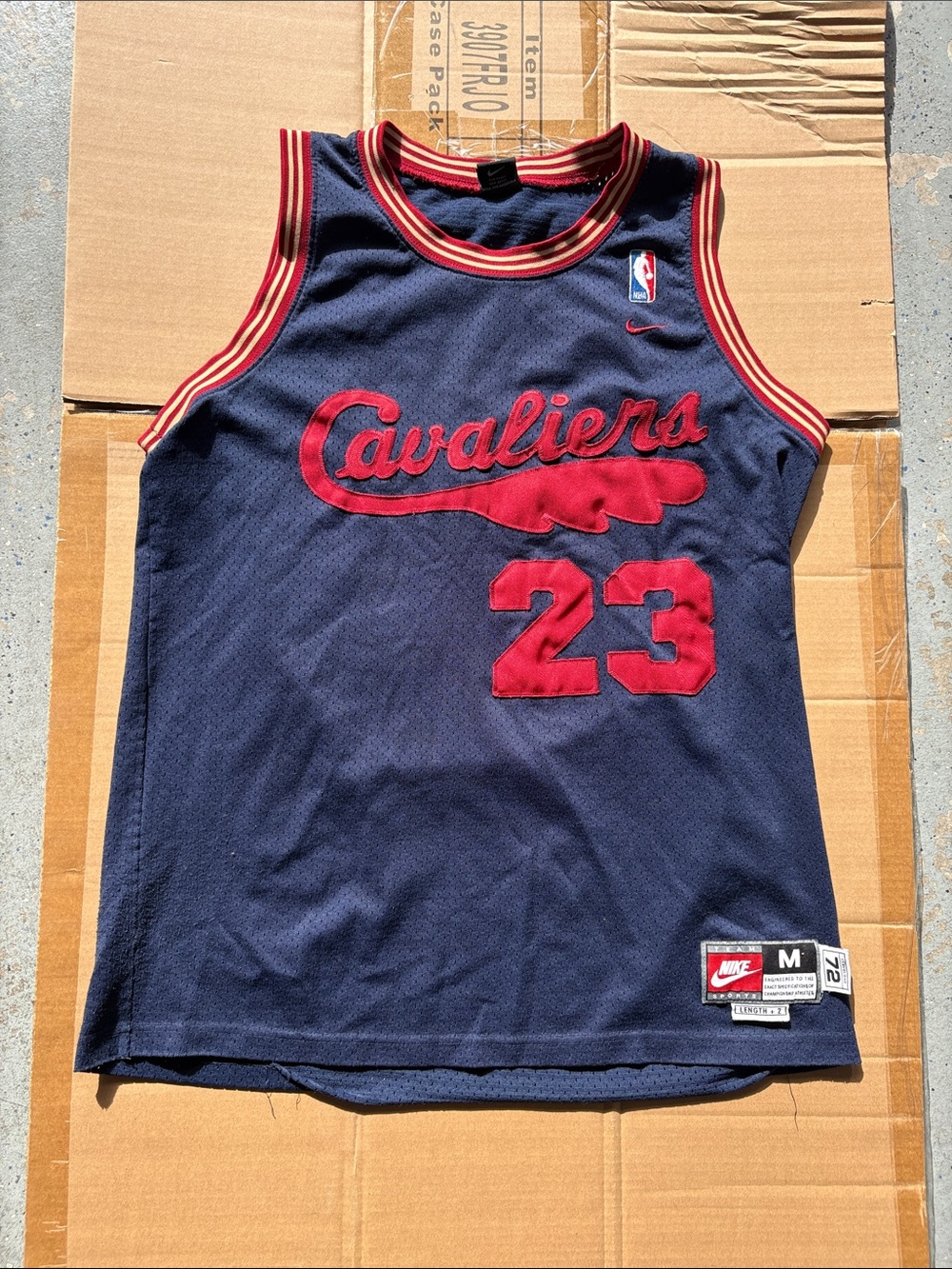 Nike LeBron James Cleveland Cavaliers jersey size M Retro Cursive Navy